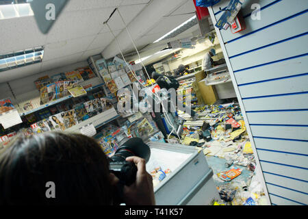 Le merci vengono presi da un negozio a Hackney durante disordini. Il Pembury station wagon, Londra. 8 agosto 2011. Foto Stock