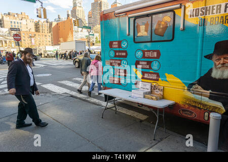 Una Mitzvà serbatoio associato alla Chabad del West Village parcheggiato in Union Square a New York il Mercoledì, Aprile 10, 2019 in anticipo delle vacanze di Pasqua. La setta Lubavitcher del hasidim, ultra-ebrea ortodossa adoratori, continua a fare propaganda ai decaduti i membri della fede ebraica. (Â© Richard B. Levine) Foto Stock