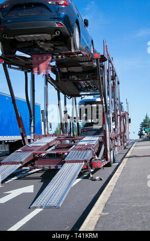 Semi Auto carrello trasportatore per il trasporto di autovetture su due livelli di scarico rimorchio camion con guide di decomposizione per la partenza in previsione del Foto Stock