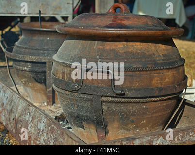 Due vecchie pentole per cucinare all'aperto Foto Stock