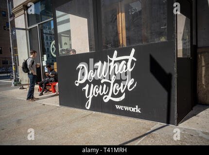 Un segno annuncia la posizione di un WeWork co-working space location in Little Italy a New York Sabato, 6 aprile 2019. (© Richard B. Levine) Foto Stock