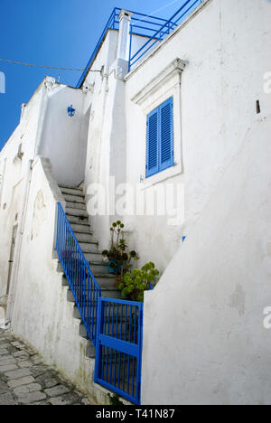 Ostuni Puglia, Italia, 22 marzo 2019: accogliente angolo in un vicolo del centro storico di Ostuni, la Citta Bianca Foto Stock