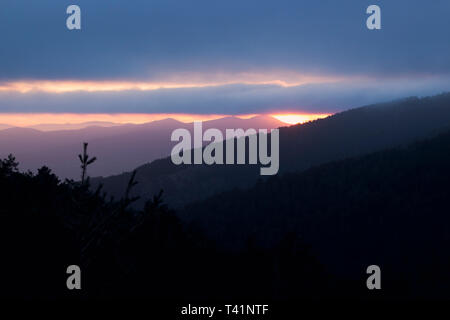 Bel tramonto tra montagne e foreste Foto Stock