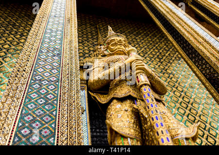 Statua dorata al Grand Palace a Bangkok, in Thailandia. Foto Stock