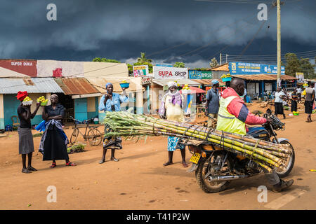 Vicino a Kisumu, Kenya - Marzo 8, 2019 - un mercato stradale Foto Stock