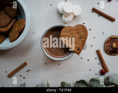 Cioccolata calda con a forma di cuore e di biscotto marshmallows Foto Stock