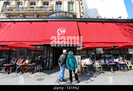 Wepler, il più grande oyster house di Parigi, situato tra il quartiere di Montmartre e Pigalle, questa brasserie rimane un must per gli amanti di Parigi. Foto Stock