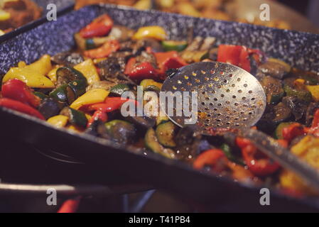 Verdure grigliate mescolare alla fiera della città di stallo alimentare Foto Stock