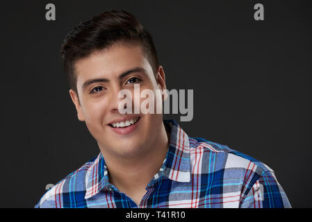 Colpo di Testa di felice ispanico giovane uomo isolato su grigio di sfondo per studio Foto Stock