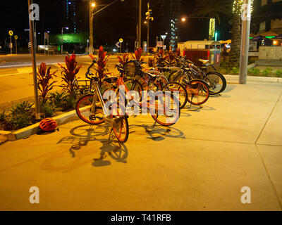 Le biciclette in una bici Stand In Broadbeach sulla Gold Coast Foto Stock