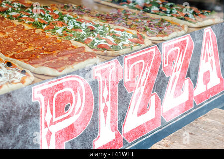 Fette di pizza in vendita presso Pizzeria finestra - Foto Stock