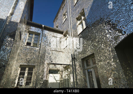 Roza passaggio - un cortile di Lodz tenement house si è trasformata in un'installazione artistica da Joanna Rajkowska durante il Łódź città di Quattro Culture Foto Stock