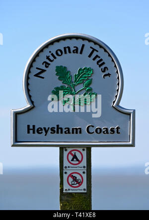 Il National Trust segno, Heysham costa. Half Moon Bay, Heysham, Lancashire, Inghilterra, Regno Unito, Europa. Foto Stock