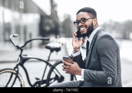 Non è tempo di pausa. Imprenditore millenario parlando al telefono Foto Stock