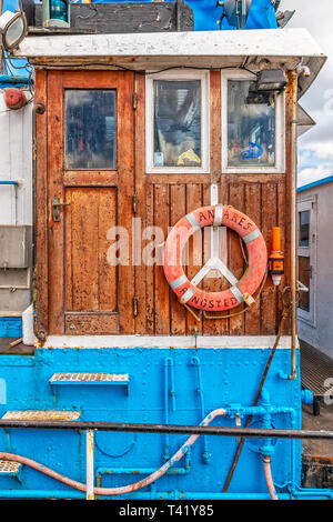 Una vista ravvicinata di una vecchia barca da pesca di cabina. Foto Stock