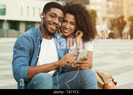 African-american giovane dating, ascoltare musica, passeggiate in città Foto Stock
