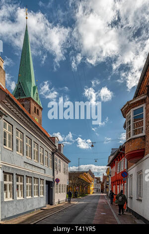 HELSINGOR, Danimarca - 24 Marzo 2019: Uno dei tanti caratteristici piccoli vicoli nella città vecchia di Helsingor in Danimarca. Foto Stock