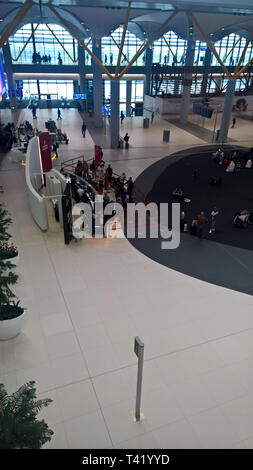 Vista interna del terminale del nuovo mega aeroporto di Istanbul, Turchia, pochi giorni dopo l'apertura Foto Stock