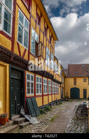 Uno dei molti caratteristici piccoli edifici della città vecchia di Helsingor in Danimarca. Foto Stock