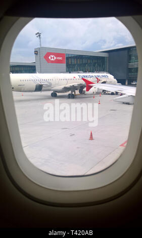 Vista esterna dei terminali al nuovo mega aeroporto di Istanbul, Turchia, pochi giorni dopo l'apertura - Visto da bordo di un Turkish Airlines aereo Foto Stock