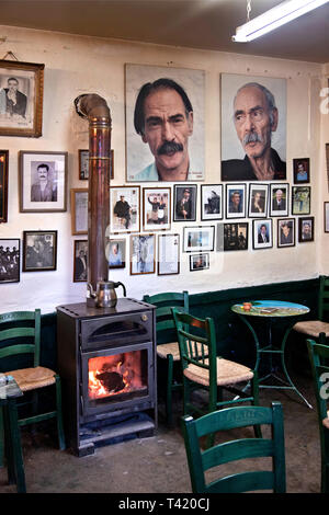 Nella tradizionale caffetteria del tardo Michalis Skoulas 'I Plateia Sintagmatos tou' A Perachori quartiere, Anogeia village, Creta, Grecia Foto Stock