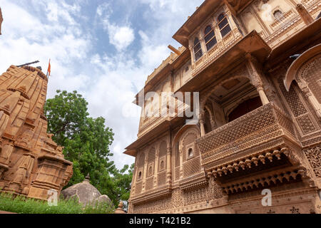 Jharokha (o jharoka) è un tipo di aggettante balcone racchiuso in un Haveli , Jaisalmer, Rajasthan, India Foto Stock