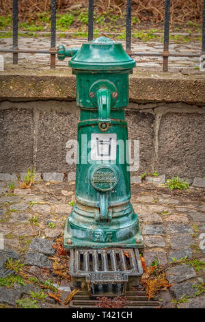 Un vecchio stile vittoriano di acqua potabile il rubinetto situato nella città danese di Helsingor. Foto Stock