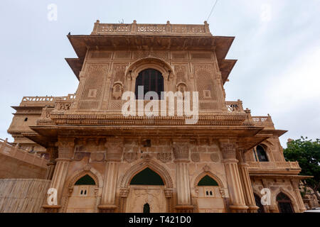 Jharokha (o jharoka) è un tipo di aggettante balcone racchiuso in un Haveli , Jaisalmer, Rajasthan, India Foto Stock