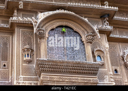 Jharokha (o jharoka) è un tipo di aggettante balcone racchiuso in un Haveli , Jaisalmer, Rajasthan, India Foto Stock