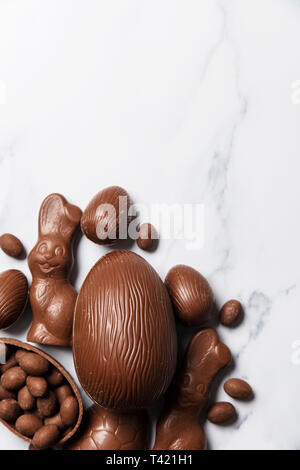 Uova di pasqua di cioccolato e coniglietti su un Sfondo marmo Foto Stock