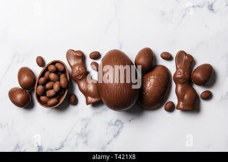 Uova di pasqua di cioccolato e coniglietti su un Sfondo marmo Foto Stock