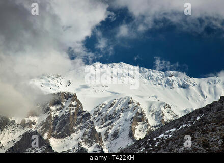 Vista del monte Dikti, il picco più alto Spathi (2148 m), da Limnakaro altopiano, Lassithi, Creta, Grecia. Foto Stock