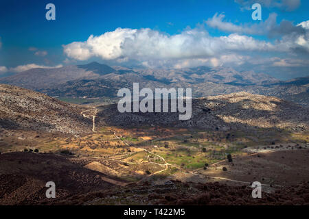 Vista del plateau Limnakaro dal rifugio Strovyli (parte della E4 trail), Dikti mountain, Lassithi, Creta, Grecia. Foto Stock