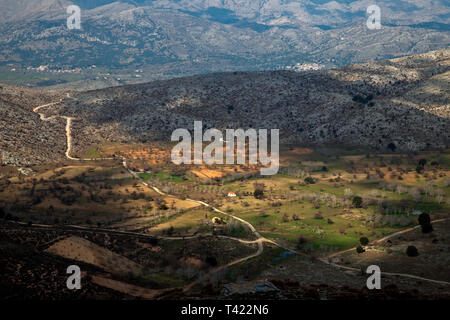 Vista del plateau Limnakaro dal rifugio Strovyli (parte della E4 trail), Dikti mountain, Lassithi, Creta, Grecia. Foto Stock