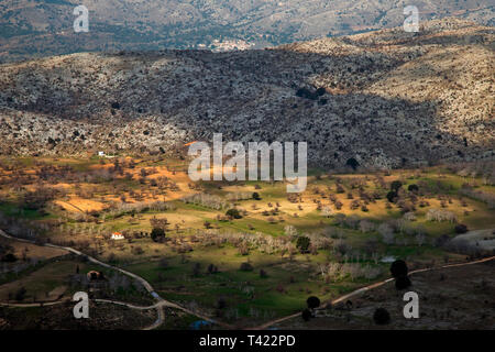 Vista del plateau Limnakaro dal rifugio Strovyli (parte della E4 trail), Dikti mountain, Lassithi, Creta, Grecia. Foto Stock