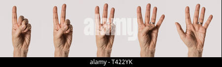 Uomo di gesti con le mani, conteggio di numeri da uno a cinque isolati su sfondo bianco Foto Stock