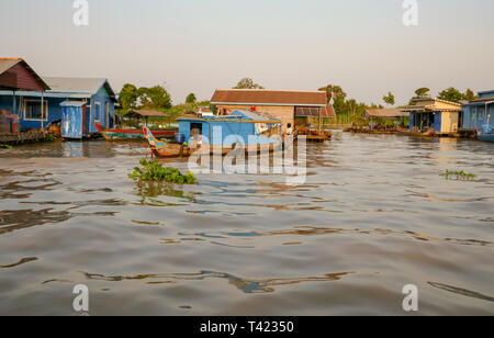 Kampong Chhang, Cambogia - Marzo 4, 2019 : Floating villaggio di pescatori sulle sponde del fiume Tonle Sap in Cambogia rurale. Foto Stock