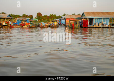 Kampong Chhang, Cambogia - Marzo 4, 2019 : Floating villaggio di pescatori sulle sponde del fiume Tonle Sap in Cambogia rurale. Foto Stock