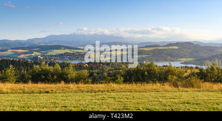 Czorsztyn lago e montagne Tatry in background. Malopolska. La Polonia. Foto Stock