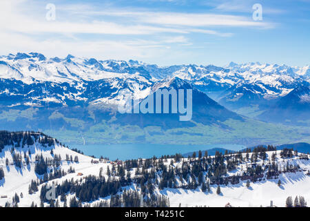 Panorama delle Alpi Svizzere nad Lago di Lucerna in Svizzera Foto Stock