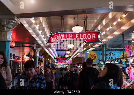 Insegne al neon e persone all'interno il Pike Market a Seattle, Washington, Stati Uniti d'America Foto Stock