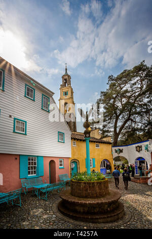 Italianamente villaggio in Portmeirion con campanile torre campanaria in Galles, nel Regno Unito il 9 aprile 2019 Foto Stock