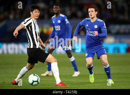 Il Leicester City è ben Chilwell (destra) e Newcastle United Ki Sung-yueng battaglia per la palla durante il match di Premier League al King Power Stadium, Leicester. Foto Stock