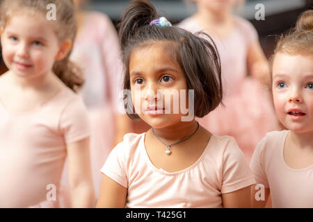 Le ragazze giovani in corso di danza Foto Stock