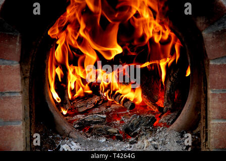 Il riscaldamento di un forno tradizionale in Cipro bruciando pezzi di legno. Una volta che il forno è caldo kleftiko è cotto Foto Stock