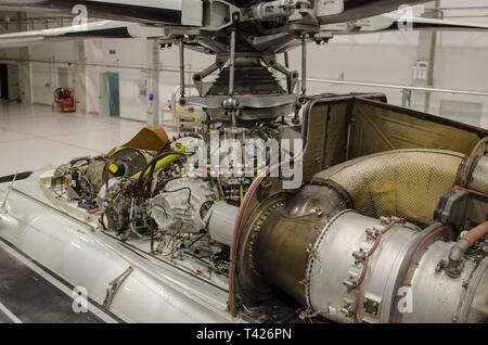 Elicottero di turbine a gas motore con il cofano aperto per la manutenzione in hangar Foto Stock