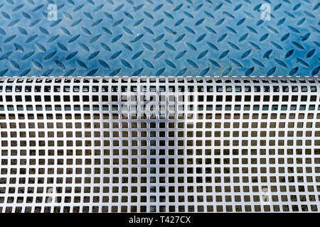 Photo closeup shiny acciaio alluminio frammento di facciata protettiva struttura fatta di piastre di metallo in fogli montati orizzontalmente sullo sfondo a trama Foto Stock