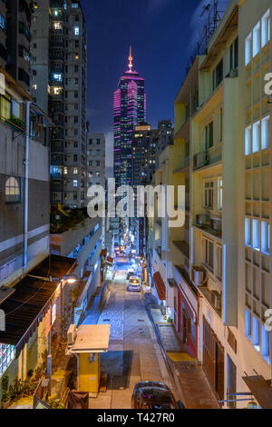 Central, Hong Kong - 8 Aprile 2019: Uno dei tanti vicoli stretti, così tipico di Hong Kong. Foto Stock