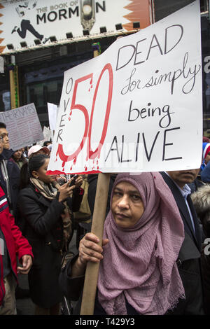 I musulmani rally e marzo nella città di New York dopo la Nuova Zelanda il massacro e per i palestinesi di Gaza nonché contro l'islamofobia in generale. Foto Stock