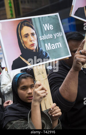 Giovane donna palestinese trasporta una foto del Primo Ministro Jacinda Ardern della Nuova Zelanda che grazie per la sua risposta compassionevole per le riprese di massa dei musulmani e la sua azione veloce per il divieto automatico armi d'assalto immediatamente. I musulmani rally e marzo nella città di New York dopo la Nuova Zelanda il massacro e per i palestinesi di Gaza nonché contro l'islamofobia in generale. Foto Stock